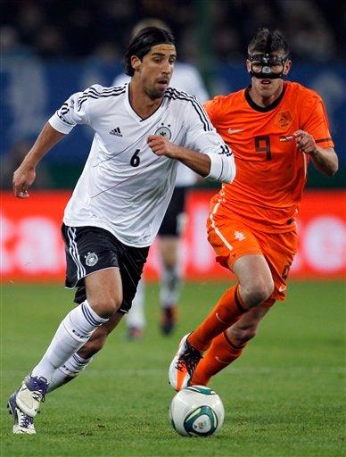Sami Khedira se mide con Klaas-Jan Huntelaar. FOTO: AP
