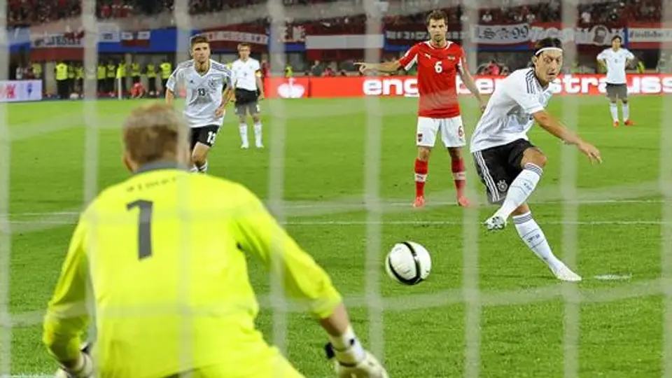 Alemania derrota con apuros a Austria