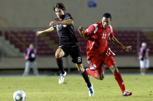 Carlos Orrantia en la disputa del balón. FOTO: MEXSPORT