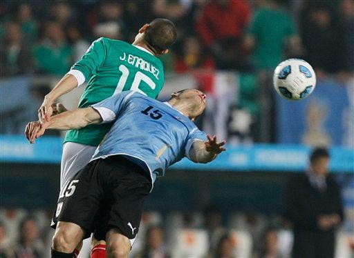 Los uruguayos saltan a la cancha con autoridad logrando descontrolar al conjunto azteca. FOTO: AP