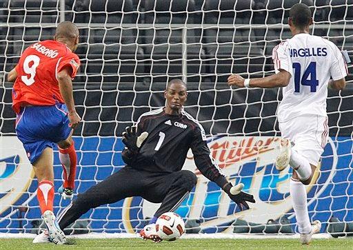 Alvaro Saborio se enfrenta al arquero Odelin Molina. FOTO: AP