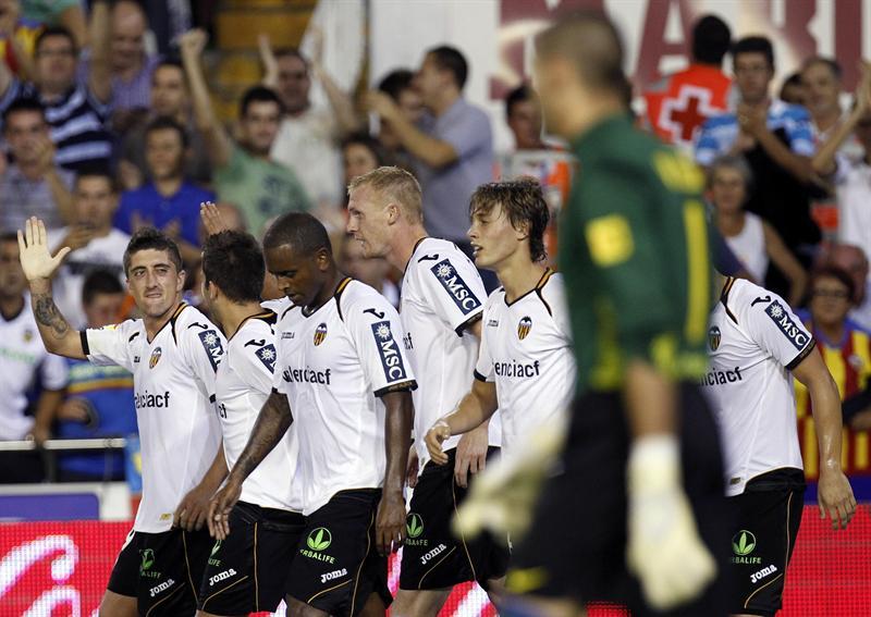 Valdés fue vencido en dos ocasiones al primer tiempo, en una gracias a un autogol de Abidal. FOTO: EFE