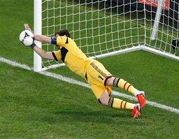 Casillas atajó un penal l AP