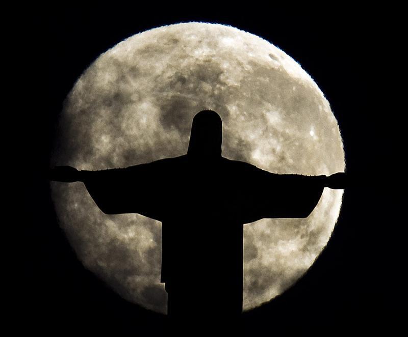 Un escuadrón de aviones sobrevolarán al Cristo  Redentor que cumple 80 años de su inauguración. FOTO: EFE