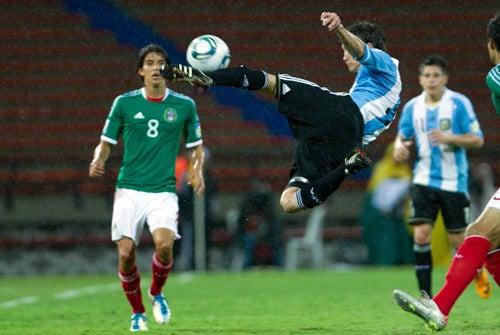 Nicolás Tagliafico remata de media tijera (FOTO: MEXSPORT)