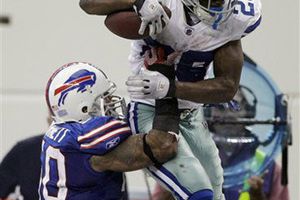 Dallas apalea 44-7 a Buffalo de la mano de Romo