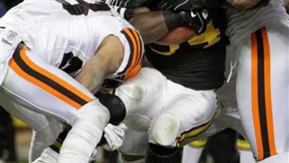 Con Roethlisberger lesionado, los Acereros vencen 14-3 a Cleveland