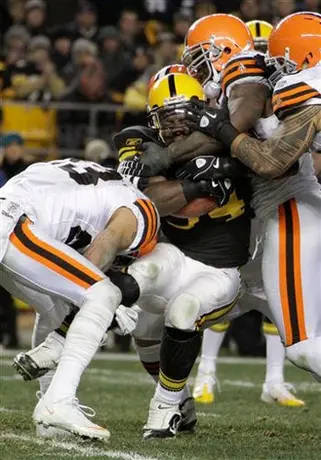 Con Roethlisberger lesionado, los Acereros vencen 14-3 a Cleveland