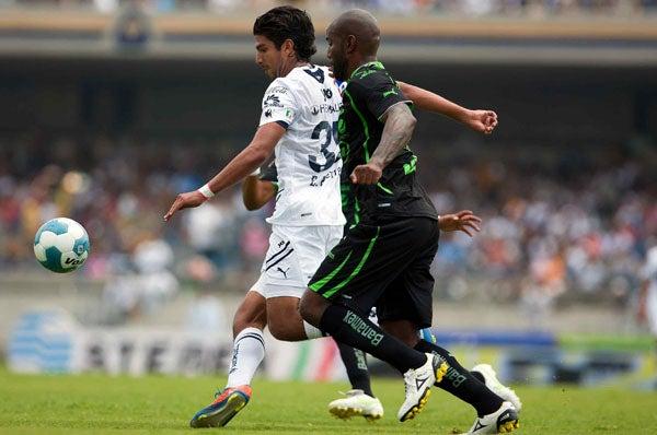 Pumas y Santos en un duelo apretado en el Olímpico Universitario. FOTO: MEXSPORT