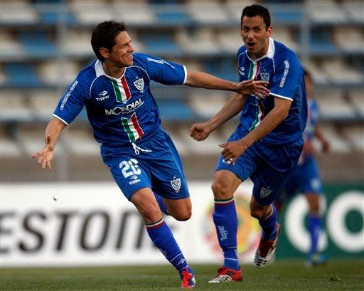 El delantero naturalizado mexicano adelantó a su equipo al minuto 15. FOTO: AP