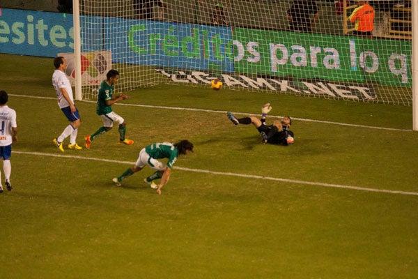 El gol de Britos que hacia derrumbarse los sueños a La Máquina. | DANIEL GÁMEZ