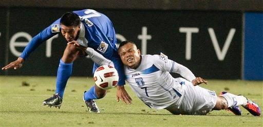 Emil Martinez y el guatemalteco Carlos Castrillo pierden el balón tras caída. FOTO: AP