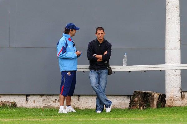Hernández acaparó la atención de los fans que se acercaron a ver el entrenamiento del Rebaño. FOTO: SAÚL MOLINA