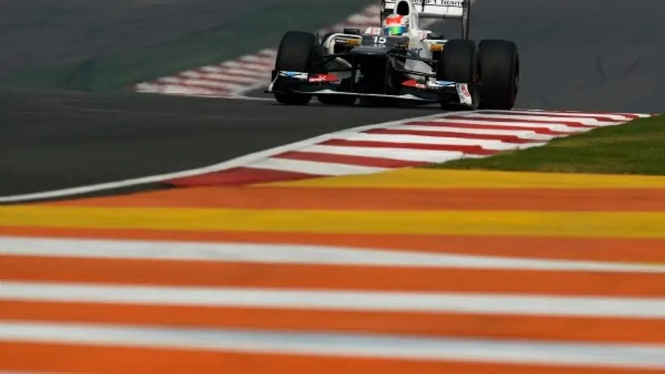 Checo' Pérez abandona el GP de la India tras pinchazo