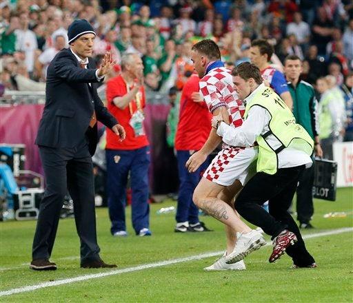 El aficionado alcanzó a llegar al área técnica donde le dió un beso al técnico de Croacia