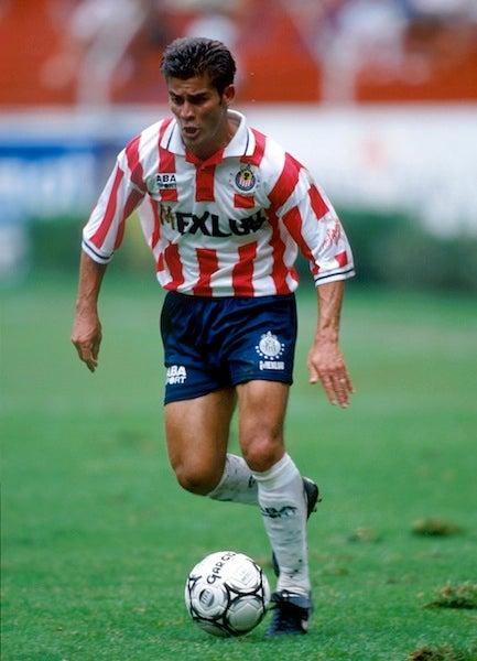 Ramón Ramírez con la playera del décimo título rojiblanco del Verano 97 | MEXSPORT