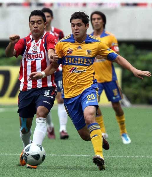 Marco Fabián pelea el esférico con Israel Jiménez (FOTO: MEXSPORT)