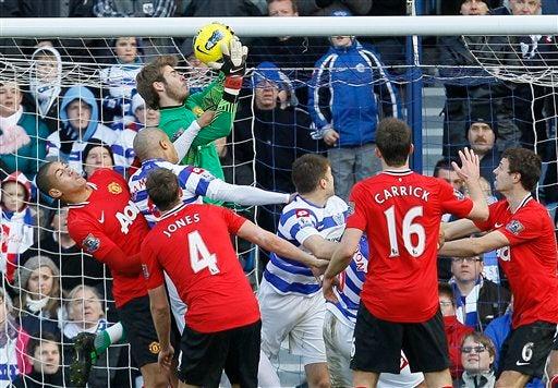 De Gea atrapa el esférico. FOTO: AP