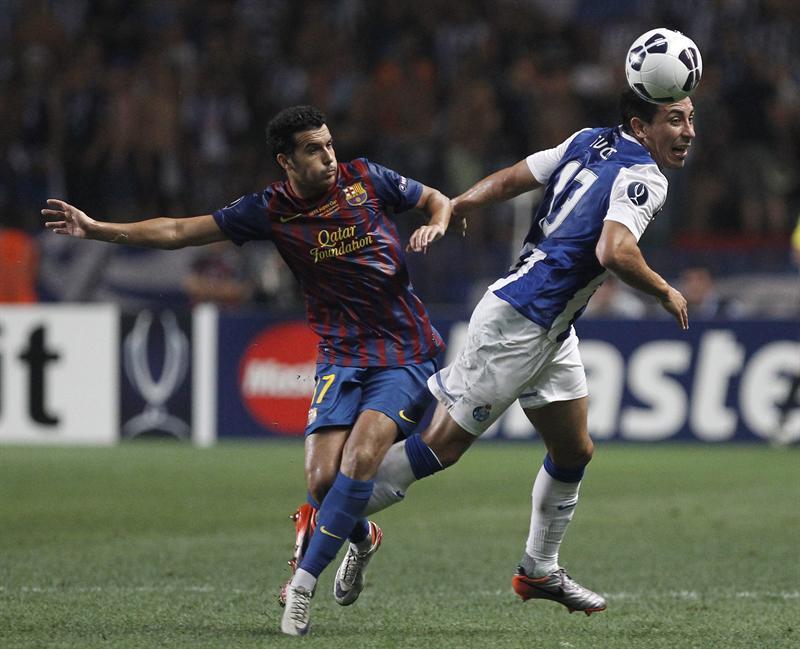 Pedro pelea por el balón con Jorge Fucile. FOTO: EFE