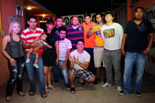 Algunos integrantes de los Libres y Lokos' llegaron a saludar al cumpleañero.FOTO: ISRAEL MARTÍNEZ