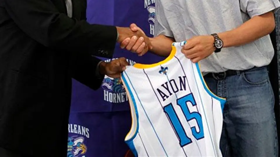 Ayón usará el 15 con los Hornets