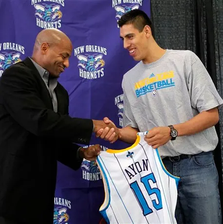 Ayón usará el 15 con los Hornets