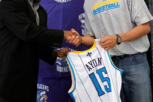 Ayón usará el 15 con los Hornets