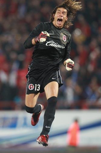 Cirilo celebra el segundo gol con el que Xolos encabeza el marcador  MEXSPORT