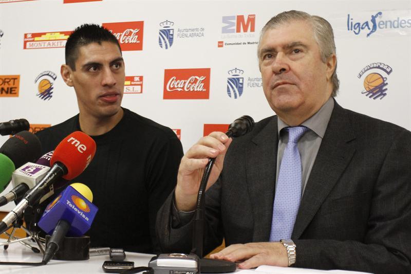 Acompañado del presidente del Baloncesto Fuenlabrada, José Quintana, el mexicano hace el anuncio. FOTO: EFE