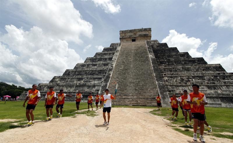El recorrido de relevos pasará por 38 ciudades mexicanas para llegar el 14 de octubre a Guadalajara. FOTO: EFE