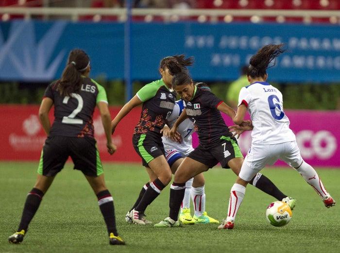Las mexicanas participan en la competición al enfrentar a Chile. FOTO: MEXSPORT