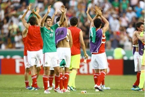 Los juveniles aztecas agradecen el apoyo a la afición que asistió al Universitario. FOTO: JOEL BRAVO