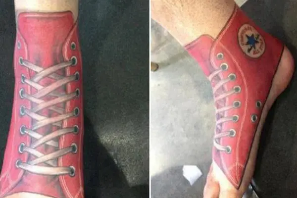 Fanático se tatuó un tenis Converse en su pie derecho