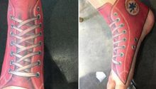 Fanático se tatuó un tenis Converse en su pie derecho