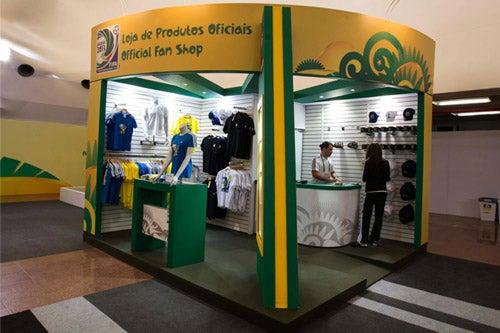 Los stands lucen repletos de artículos variados | RICARDO FLORES