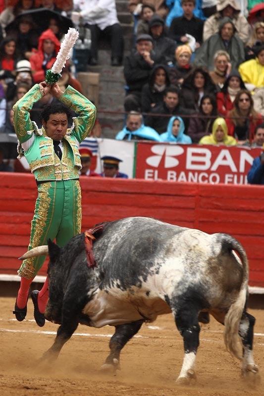 José Luis Angelino desaprovechó el último de lidia ordinaria de la ganadería de La Punta. FOTO: RICARDO FLORES