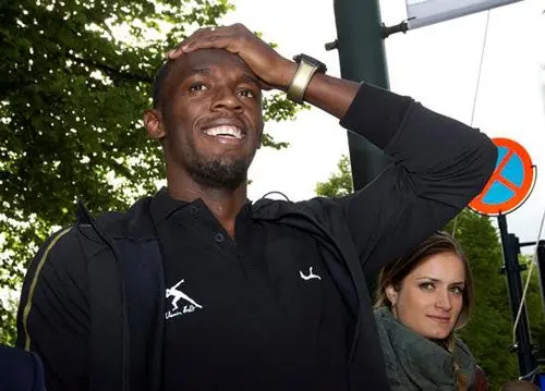 Bolt, ileso tras accidente de coche en Kingston