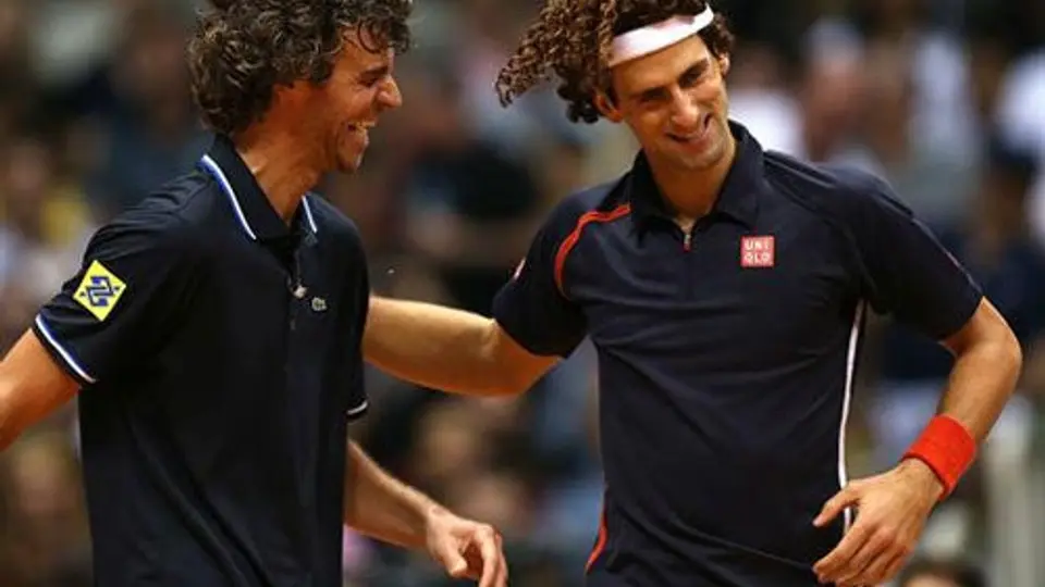 Guga vence a Nole en un juego lleno de humor