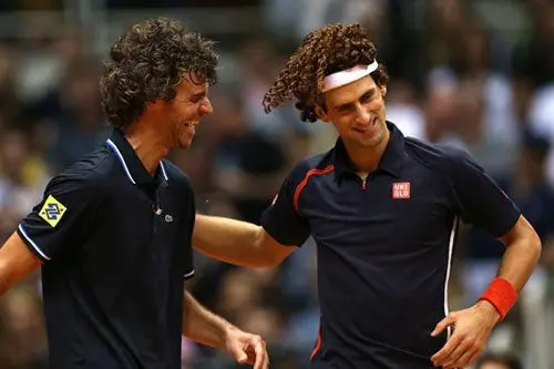 Guga vence a Nole en un juego lleno de humor