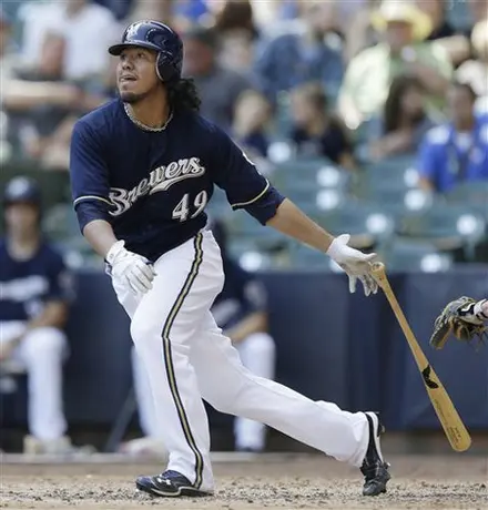 Gallardo se vuela la barda en victoria de Milwaukee