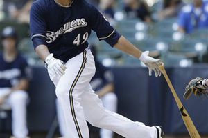 Gallardo se vuela la barda en victoria de Milwaukee