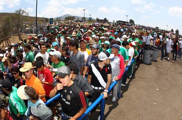 Miles de aficionados abarrotaron las entradas del Estadio Morelos. FOTO: BERNARDO MALDONADO