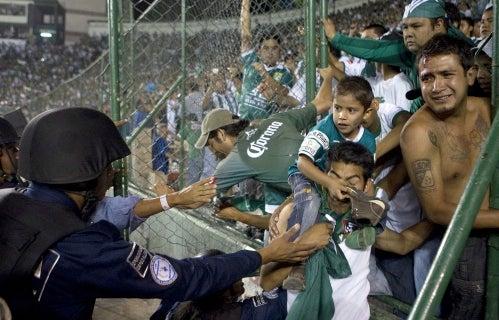 Los aficionados derribaron una de las rejas que dividen el terreno de juego (FOTO: MEXSPORT)