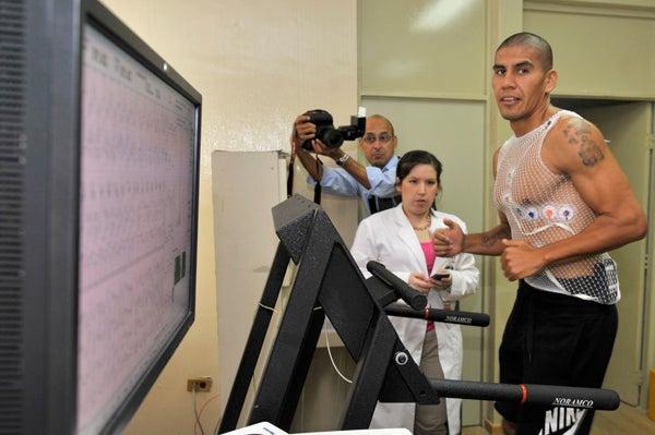 El lateral izquierdo llegó a las intalaciones de la UANL paras presentar exámenes médicos. FOTO: DANIEL GÁMEZ