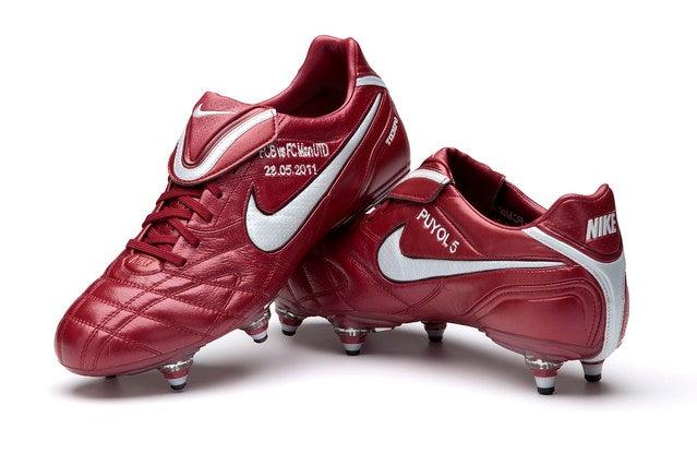 Las zapatillas de Puyol tienen inscrita la fecha de la Final. FOTO: INTERNET