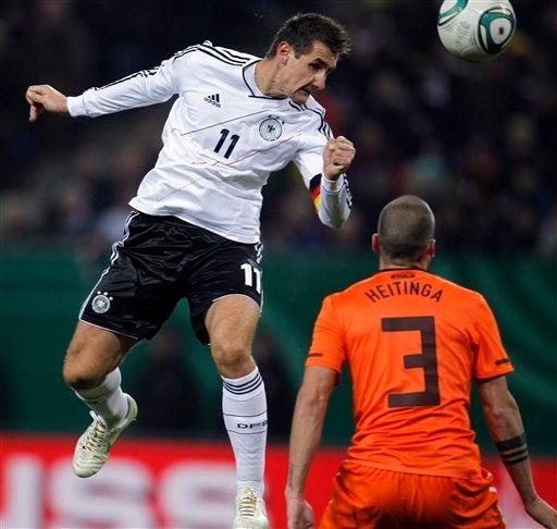 Miroslav Klose gana juego aéreo. FOTO: AP