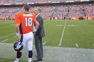 Peyton brilla en victoria sobre Raiders