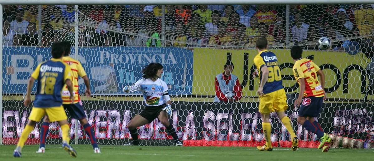 Ante el gol tempranero de las Águilas, Morelia reaccionó de inmediato (FOTO: MEXSPORT)