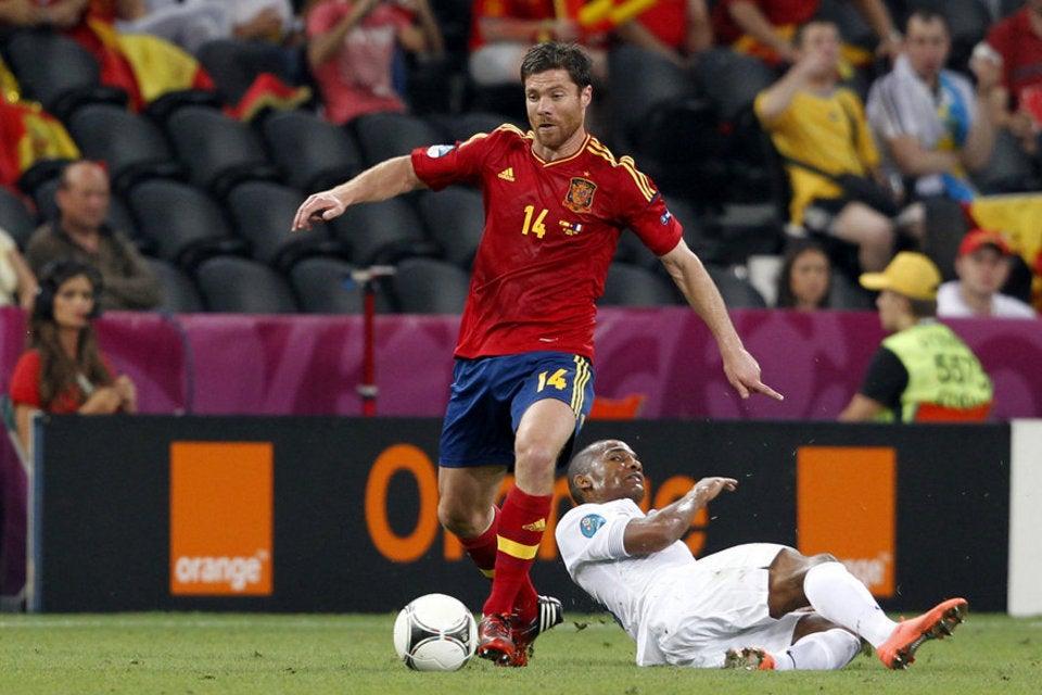 Xabi Alonso se escapa con el balón en el partido de cuartos de final del España-Francia en la Eurocopa 2012 | ESPECIAL