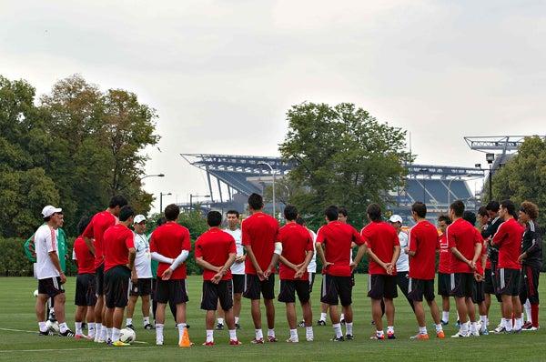 Los jugadores se reunieron para una plática. FOTO: MEXSPORT